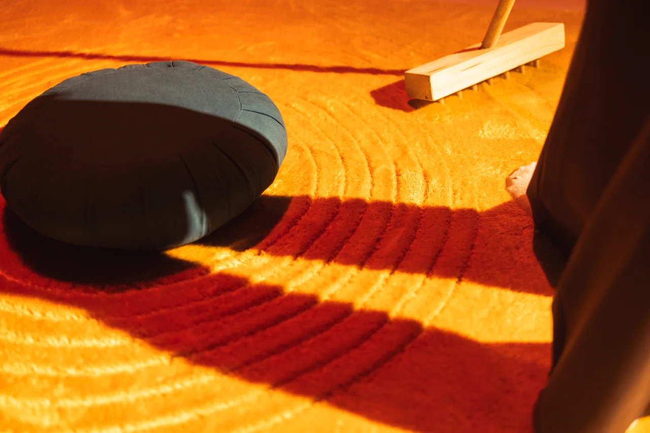 Detalle de una alfombra y elementos de la escenografía bajo luz cálida — Arreglos Florales, Corporación Morritos