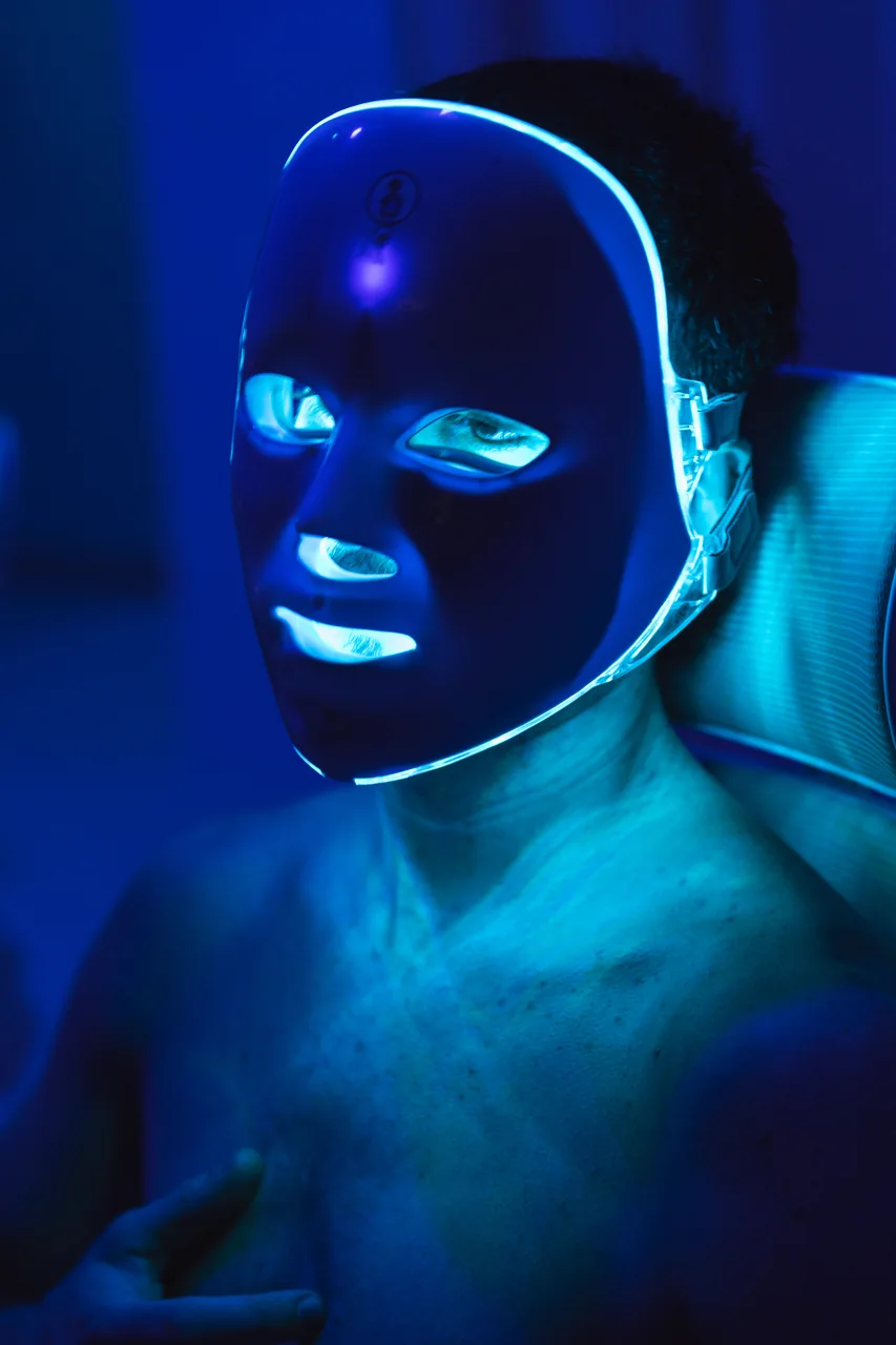 Retrato de un intérprete con máscara bajo iluminación azul — Arreglos Florales, Corporación Morritos