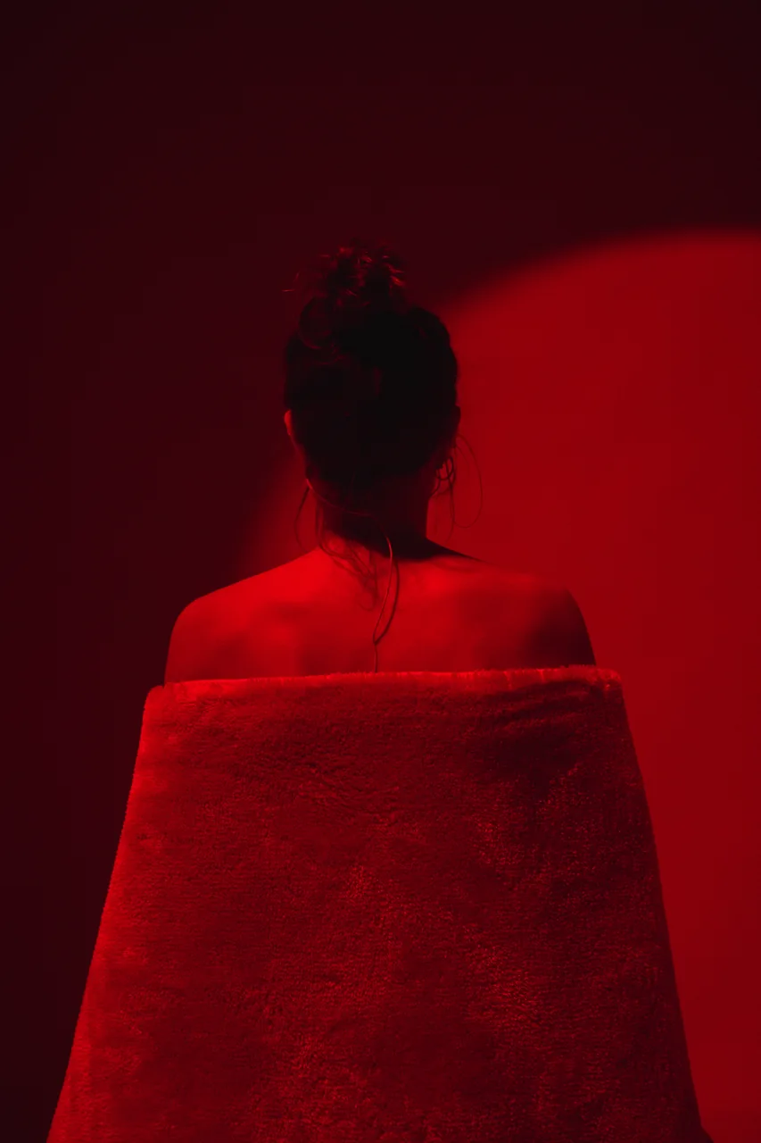 Espalda de un intérprete sentado bajo iluminación roja — Arreglos Florales, Corporación Morritos