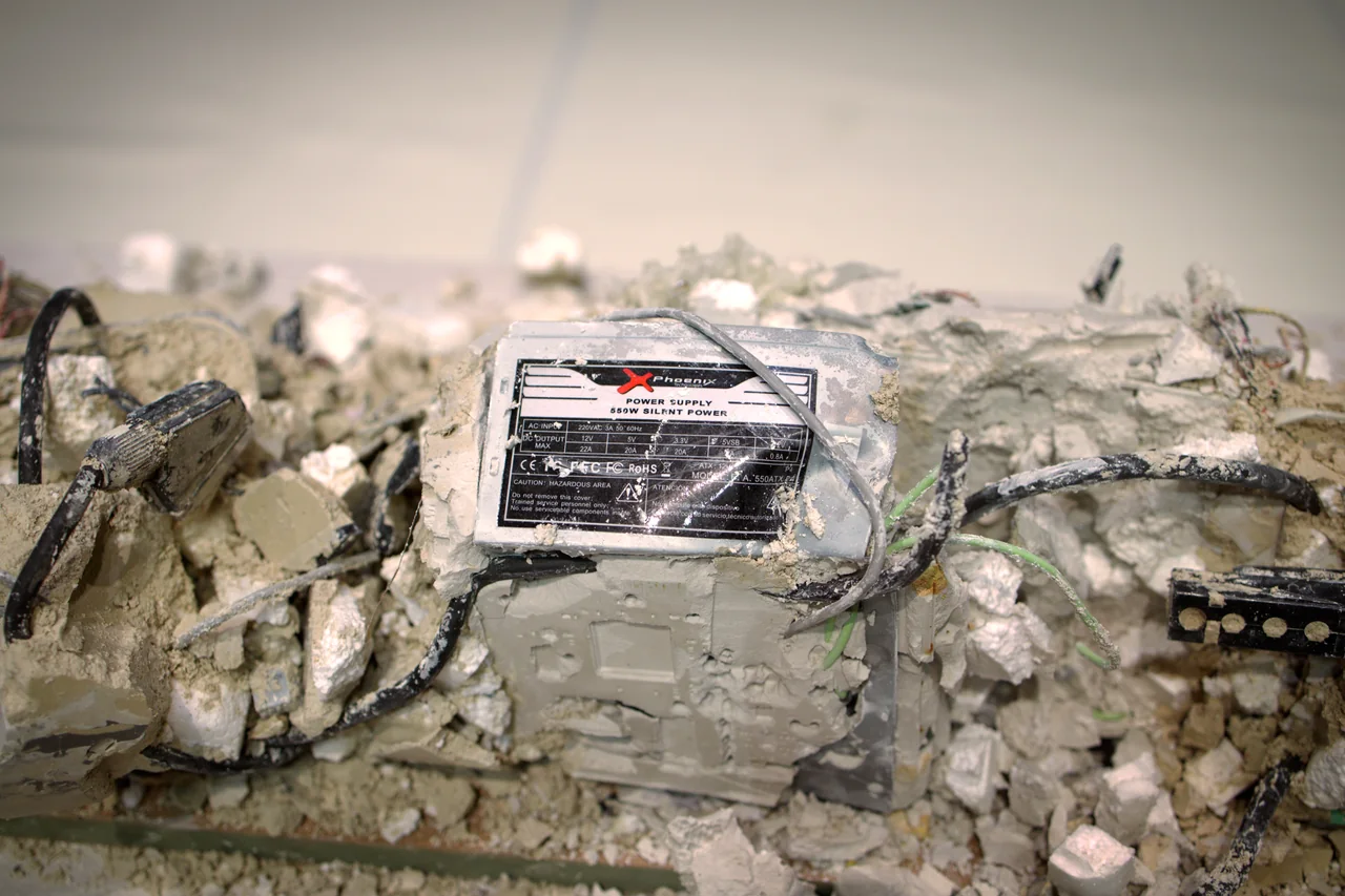 Detalle de una radio entre materiales de la escenografía — Ese Otro Lugar