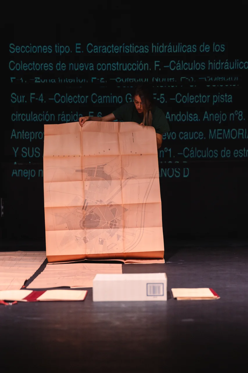 Escenografía vertical con proyección de texto — Turia el loco