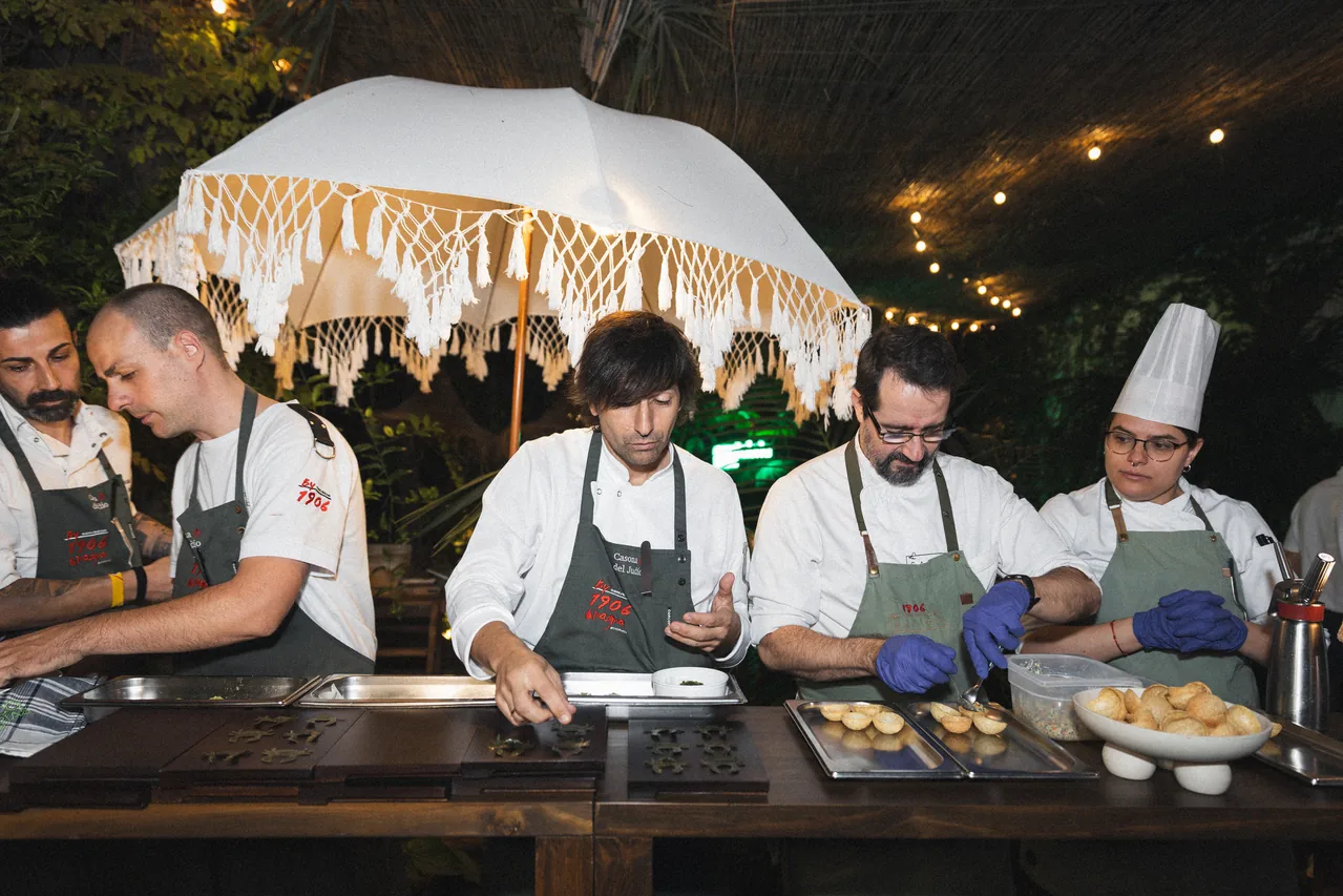 Equipo de cocina preparando platos durante Las Cinco Cantabrias On Tour