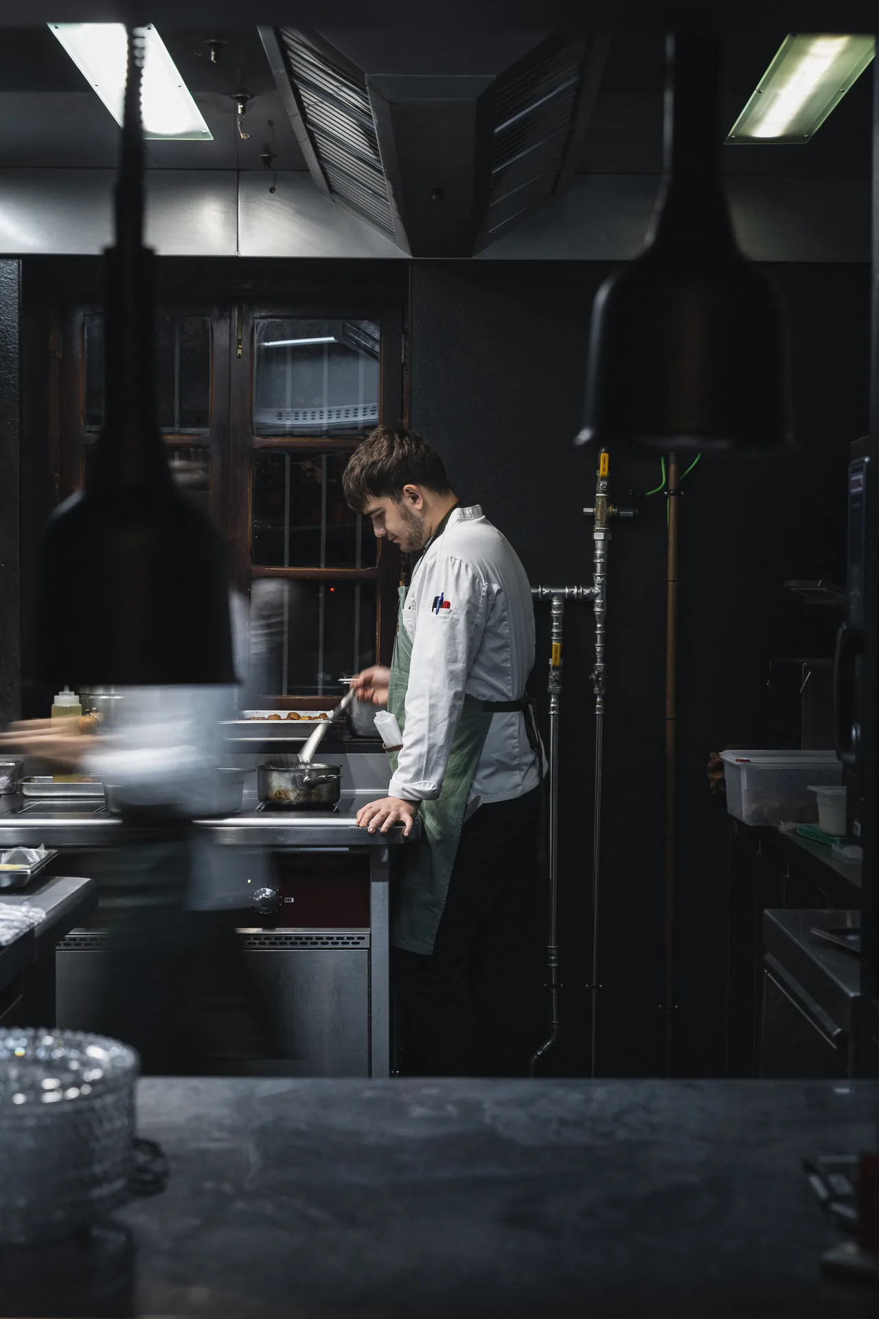 Chef trabajando entre fogones durante el encuentro gastronómico