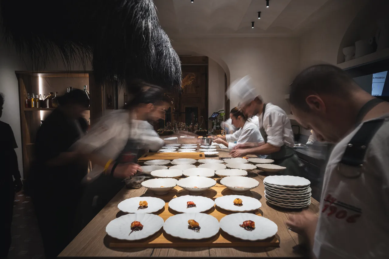 Emplatado en equipo durante el evento gastronómico