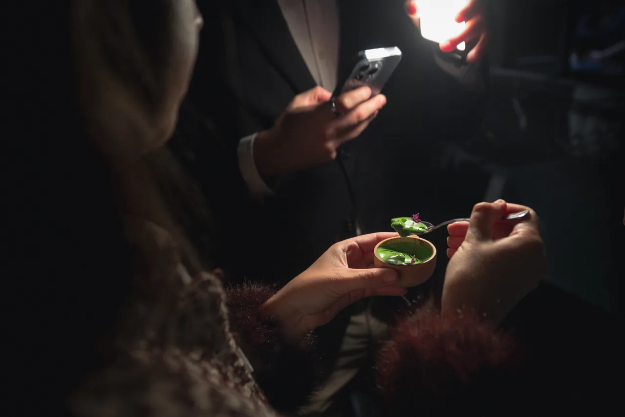 Asistentes degustando un bocado durante Las Cinco Cantabrias On Tour