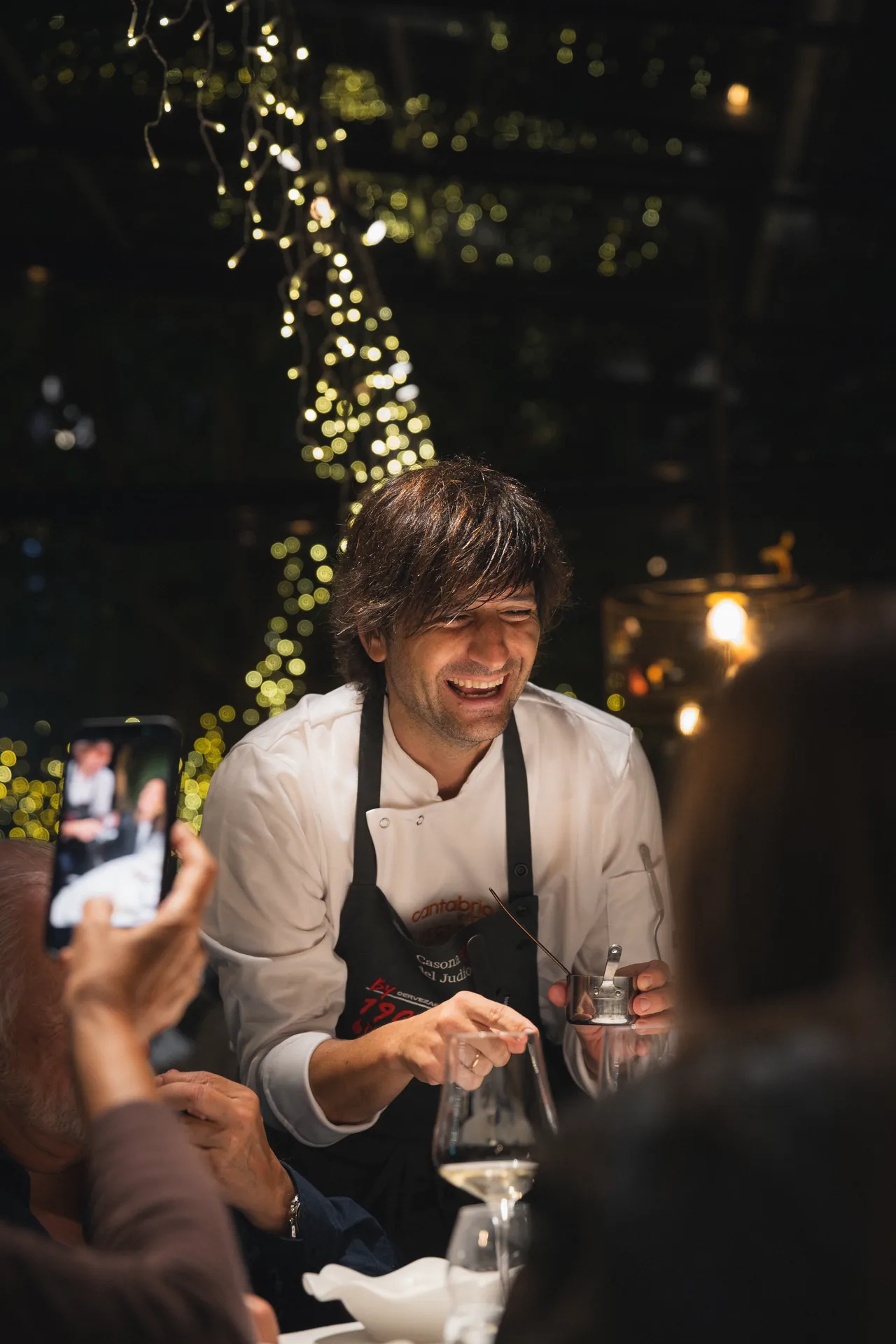 Un chef conversa con asistentes durante el encuentro